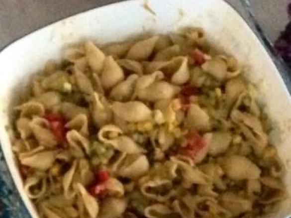 Nudelsalat mit cremiger Avocadosoße