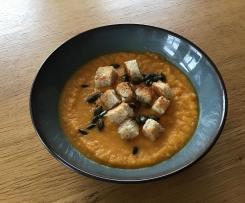 Süßkartoffelsuppe mit Möhren und Apfel