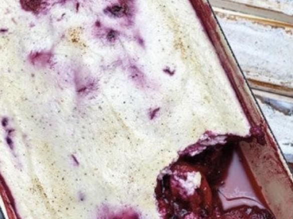 Obstlasagne mit Beerensauce und Vaniellehaube