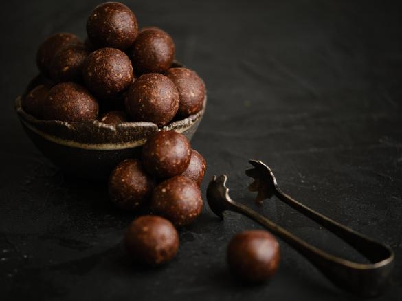 Dattel-Mandel-Energiekugeln