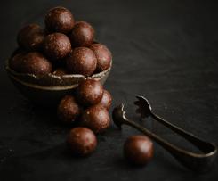 Dattel-Mandel-Energiekugeln