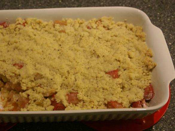 Rhabarber-Crumble mit Vanille-Eis