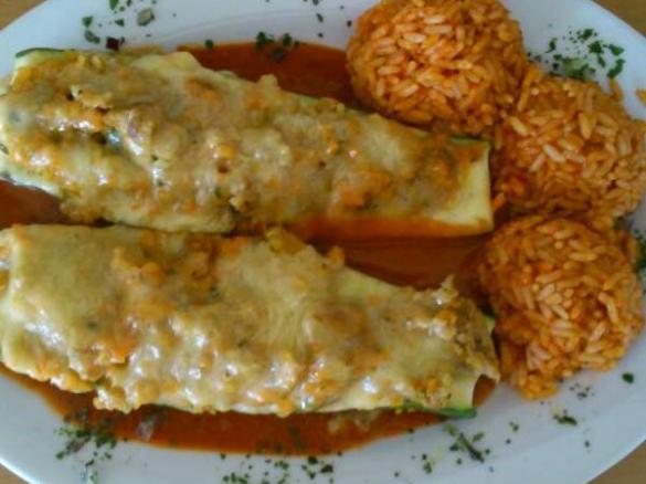 Zucchini mit Hackfleisch gefüllt, Reis und Tomatensoße