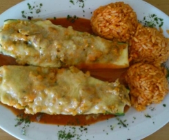 Zucchini mit Hackfleisch gefüllt, Reis und Tomatensoße