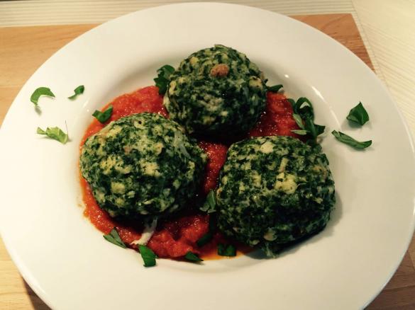 Spinatknödel mit Tomatenragout