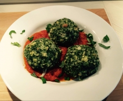 Spinatknödel mit Tomatenragout