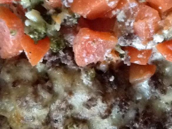 Logischer Gemüse-Hackauflauf in einer Frischkäsesoße, mit Käse überbacken