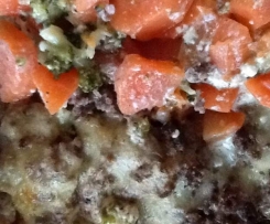 Logischer Gemüse-Hackauflauf in einer Frischkäsesoße, mit Käse überbacken