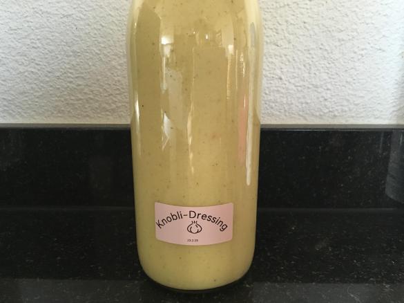 Knoblidressing für Blattsalate