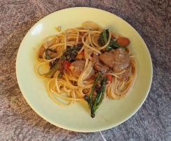 Spaghetti mit mariniertem Rindfleisch und Gemüse