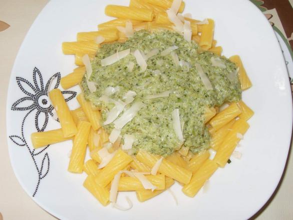 Nudeln mit Frischkäse-Brokkoli-Sauce