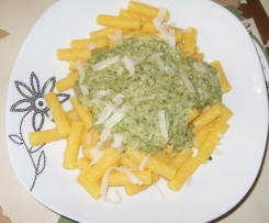 Nudeln mit Frischkäse-Brokkoli-Sauce