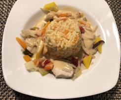 Chinesisches Hähnchen Gemüse mit Reis und Erdnusssosse