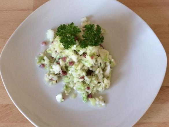 Krautsalat mit Schinken und Kümmel