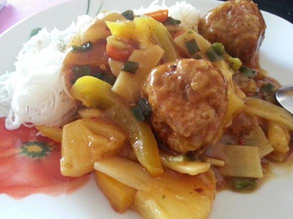 Hackbällchen mit Ananas-Ingwer-Sauce & China Gemüse