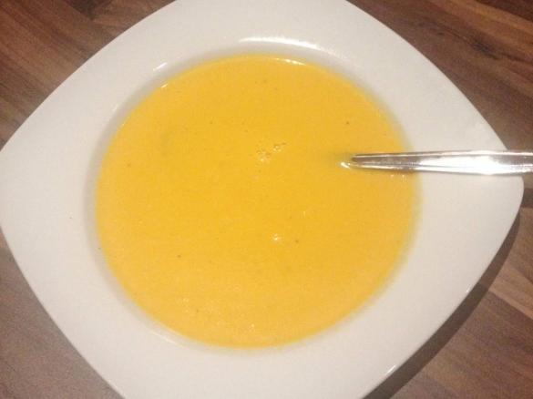 pikante Süßkartoffelsuppe mit Erdnussbutter