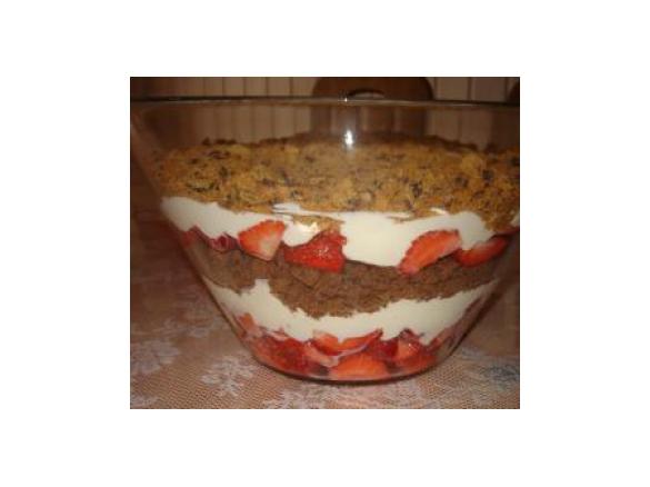 Schichtdessert mit Erdbeeren