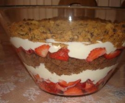 Schichtdessert mit Erdbeeren