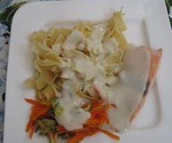 Lachsfilet m. Gorgonzolasauce und Gemüse