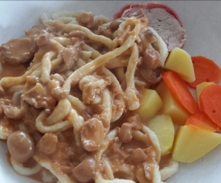 Schweinefilet im Speckmantel mit Spätzle  und Gemüse