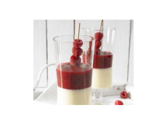 Weiße Kaffee-Pana-cotta mit roter Fruchtsauce