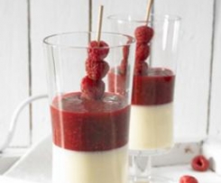 Weiße Kaffee-Pana-cotta mit roter Fruchtsauce