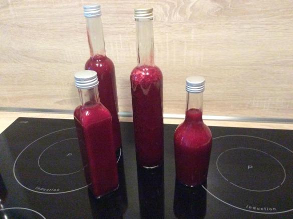 Erdbeerbalsamessig aus gefrorenen Früchten