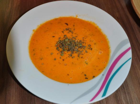 Tomaten-Karotten-Paprika-Suppe