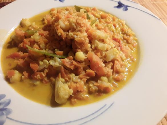 Scharfes Blumenkohl-Curry mit Cashews oder Mandeln