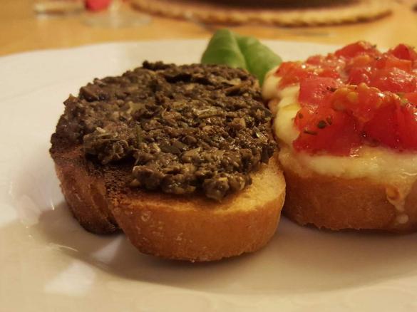 Crostini alla toscana mit Olivenpaste