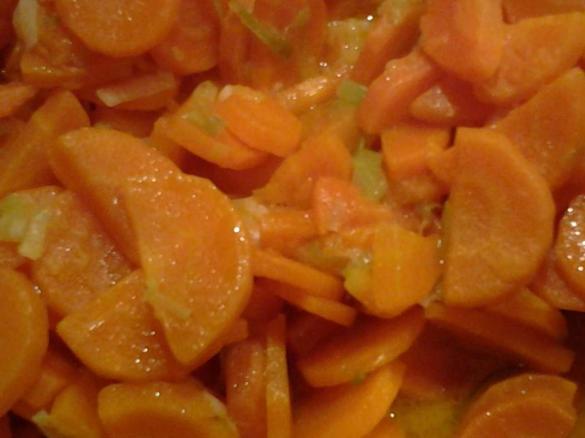 Möhren mit Frühlingszwiebeln und Knoblauch