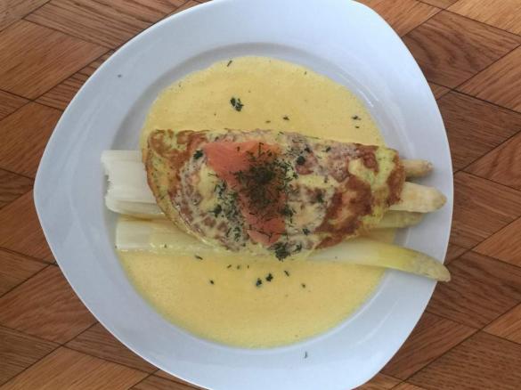 Spargel im Räucherlachs-Omelett