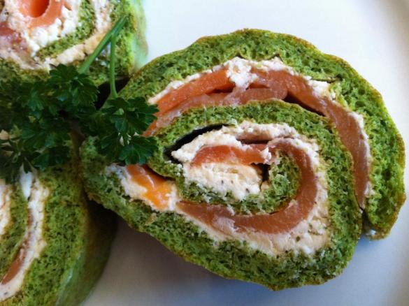 Feine Lachs-Petersilien-Biscuitrolle