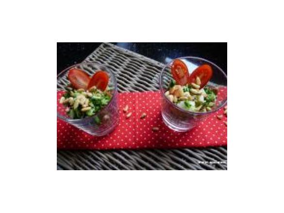 Variation von Brokkolisalat mit Pinienkernen