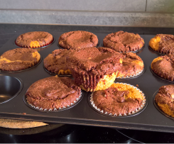 Schwarzweiße Muffins mit laktosefreier Milch, ohne Ei und ohne Weizenmehl (Allergiker)