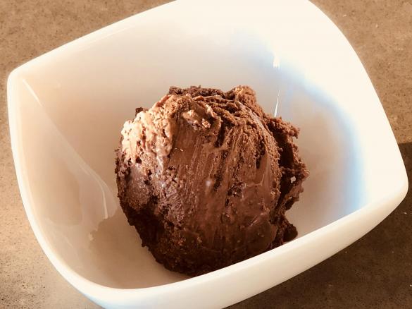 Eis wie B&J mit Teigstückchen