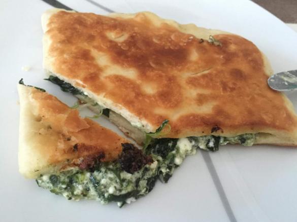 Fladenbrot gefüllt mit Feta-Blattspinat-Creme