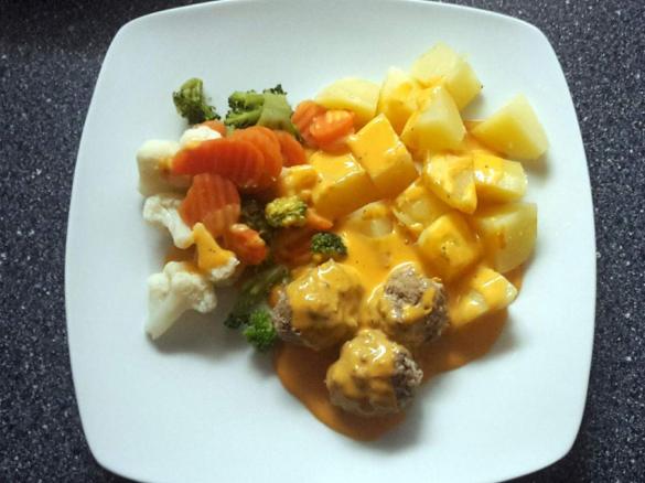 Hackbällchen mit Kartoffeln, Gemüse und "göttlicher" Sauce