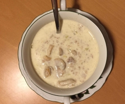 Käsesuppe mit Hackfleisch, Champignons und Lauchzwiebeln