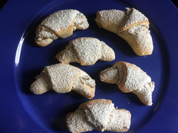 Mini-Marzipan-Nusshörnchen