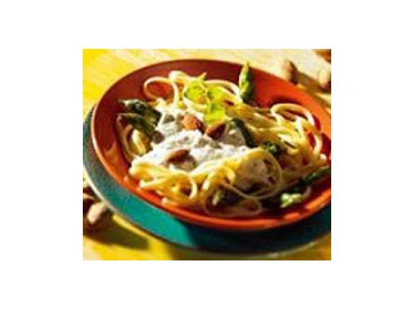 Linguine mit grünem Spargel und Käse-Mandel-Sauce