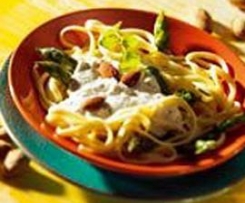 Linguine mit grünem Spargel und Käse-Mandel-Sauce