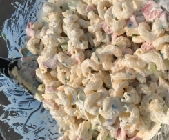 Frischer leichter sommerlicher Nudelsalat