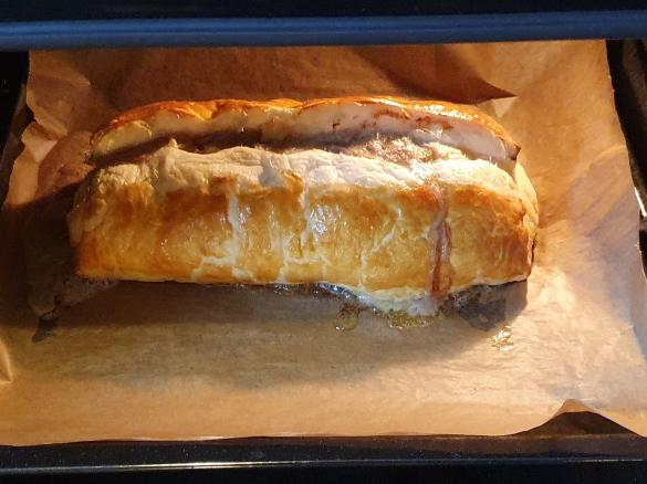 Hackbraten mit Käsewürfel im Blätterteig