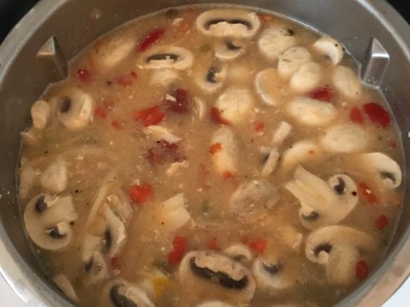 Chinesische Eiersuppe mit Hähnchen