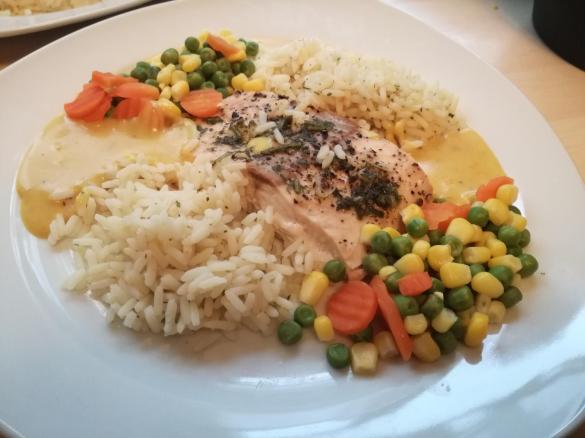 Variation All-in-One Lachsfilet mit Reis, Gemüse und heller Sauce