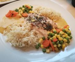 Variation All-in-One Lachsfilet mit Reis, Gemüse und heller Sauce