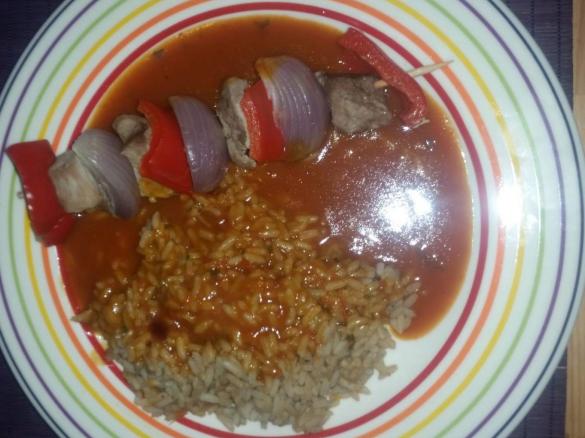 Fleischspieße mit Reis & Schaschliksoße