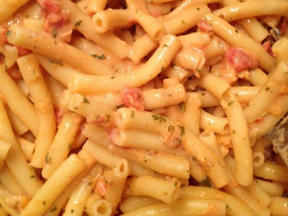 Nudeln mit Shrimps in Tomatensauce