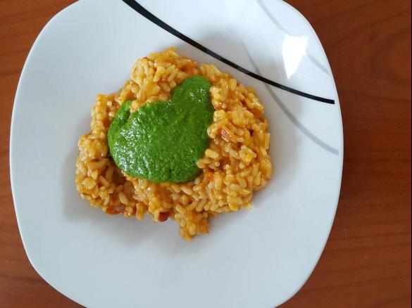 Tomaten-Pinienkern-Risotto mit Basillikumpesto